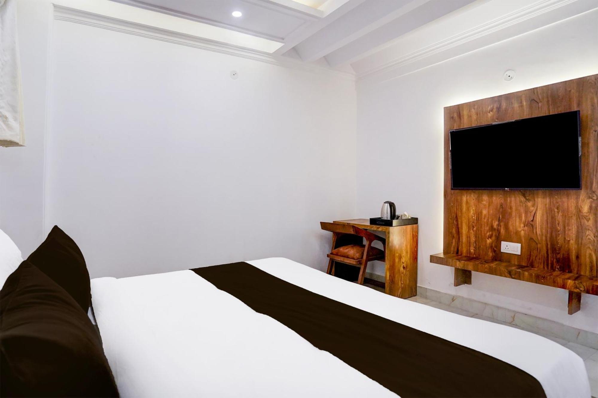 Townhouse Hotel Grand Emporio By Sbg Near Vaishali Metro Station Ghaziabad Ngoại thất bức ảnh