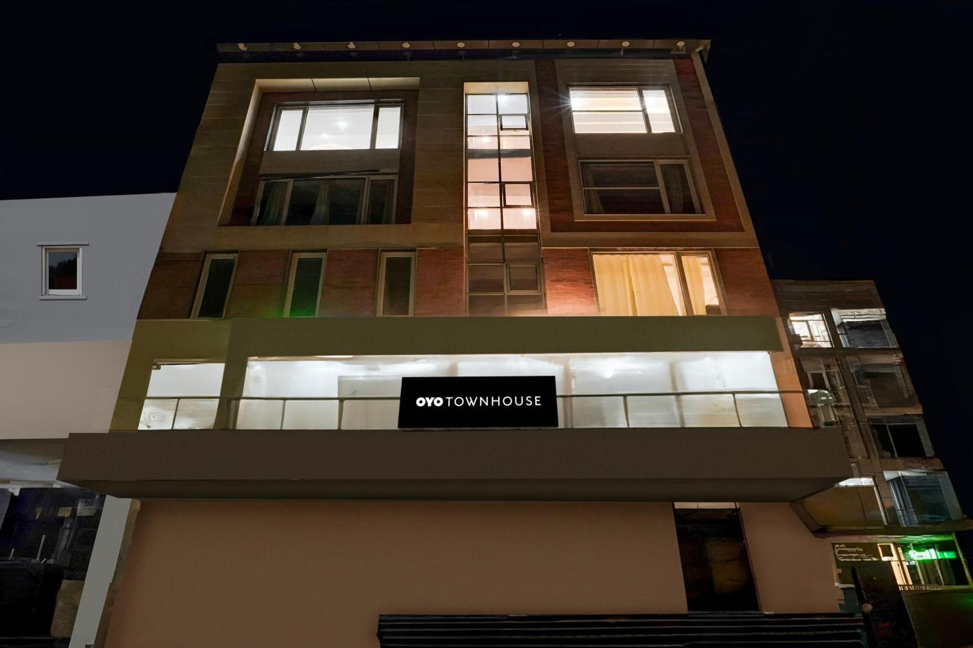 Townhouse Hotel Grand Emporio By Sbg Near Vaishali Metro Station Ghaziabad Ngoại thất bức ảnh