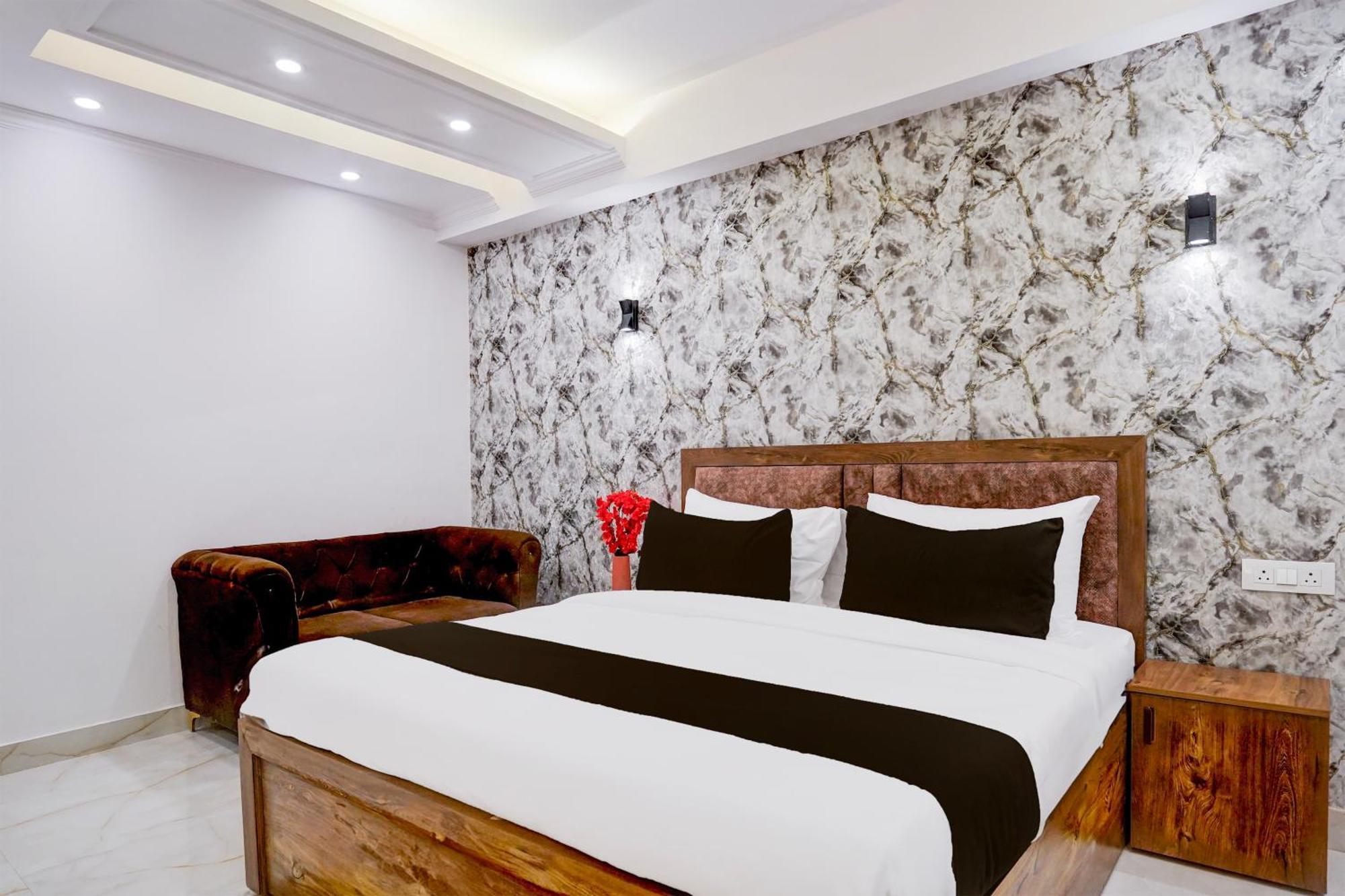 Townhouse Hotel Grand Emporio By Sbg Near Vaishali Metro Station Ghaziabad Ngoại thất bức ảnh