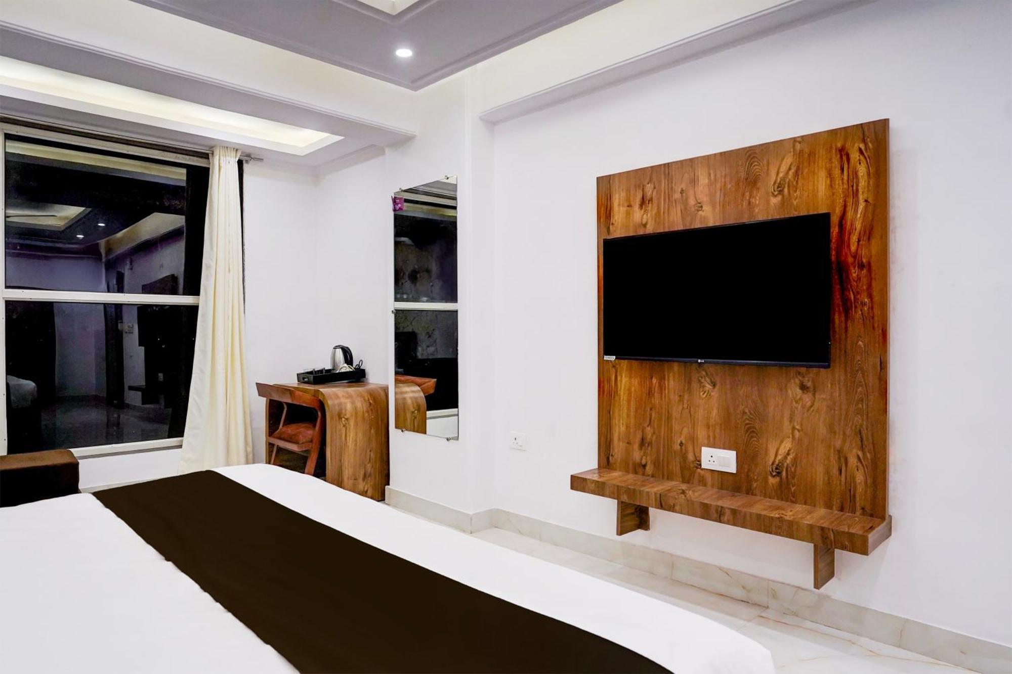 Townhouse Hotel Grand Emporio By Sbg Near Vaishali Metro Station Ghaziabad Ngoại thất bức ảnh