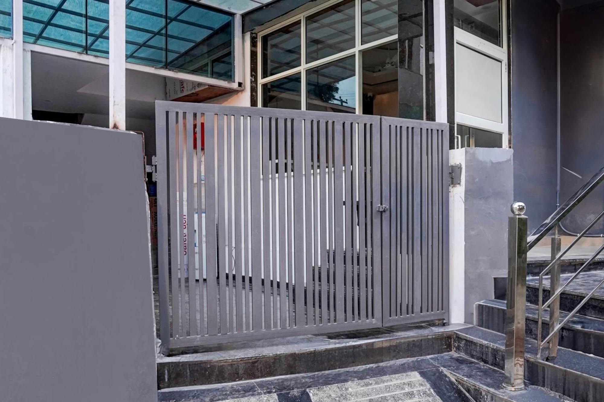 Townhouse Hotel Grand Emporio By Sbg Near Vaishali Metro Station Ghaziabad Ngoại thất bức ảnh