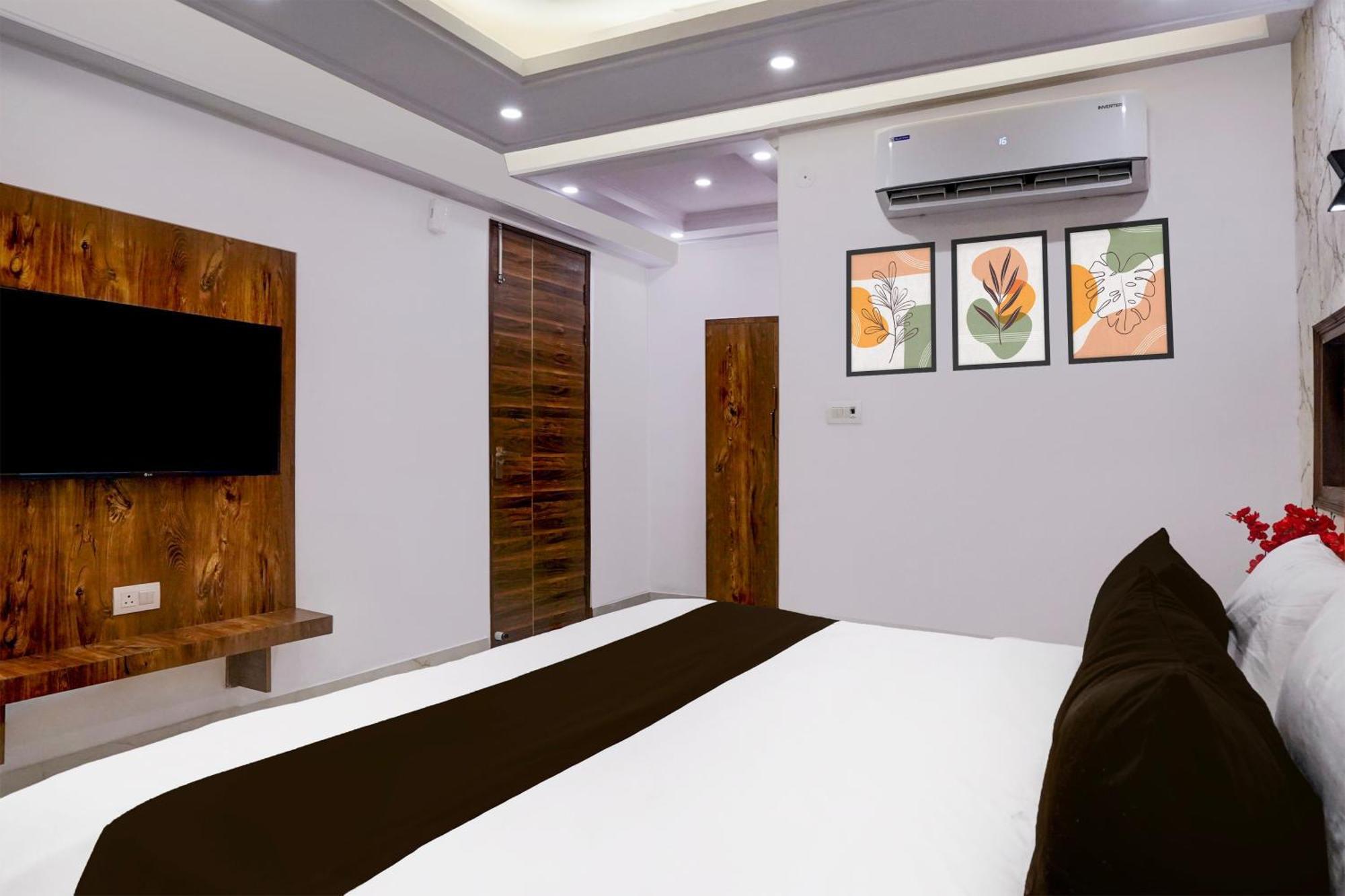 Townhouse Hotel Grand Emporio By Sbg Near Vaishali Metro Station Ghaziabad Ngoại thất bức ảnh